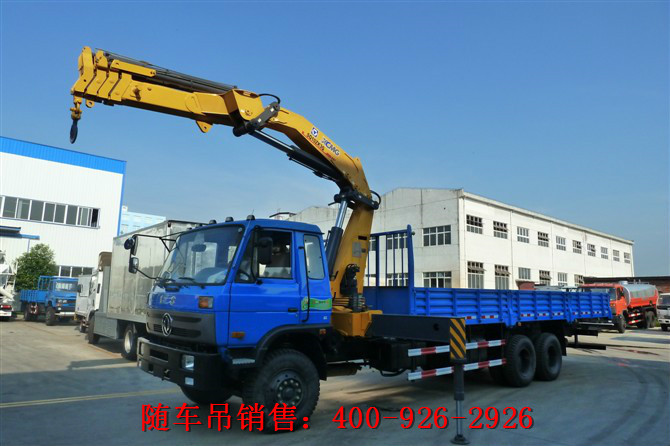 中置隨車吊,吊機位于駕駛室和貨箱之間 中置隨車吊,吊機位于駕駛室和貨箱之間