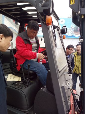 蓋主任試用林德叉車 蓋主任試用林德叉車