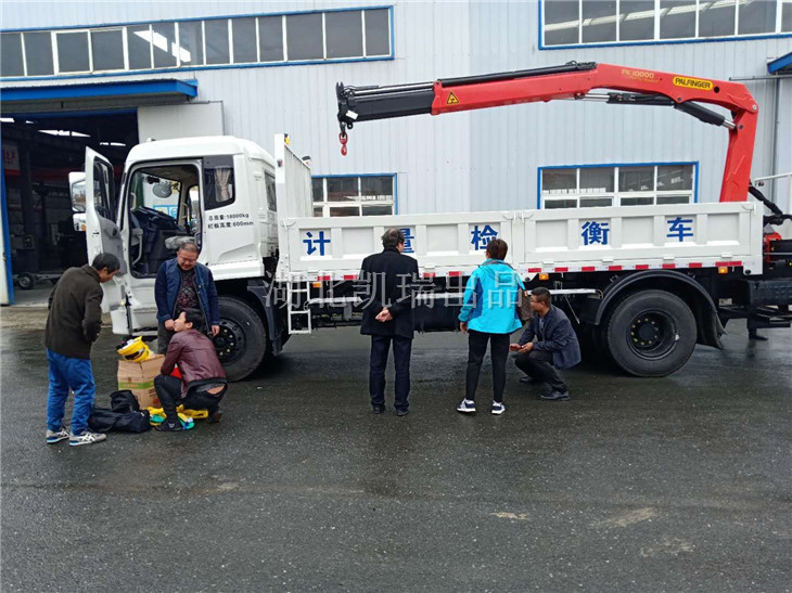 清點隨車配送的配件及吊裝帶等物料 清點隨車配送的配件及吊裝帶等物料