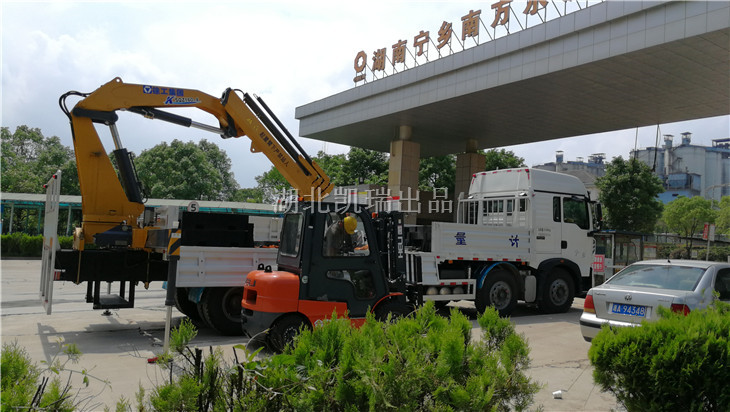 叉車卸到地面開始叉運砝碼 叉車卸到地面開始叉運砝碼