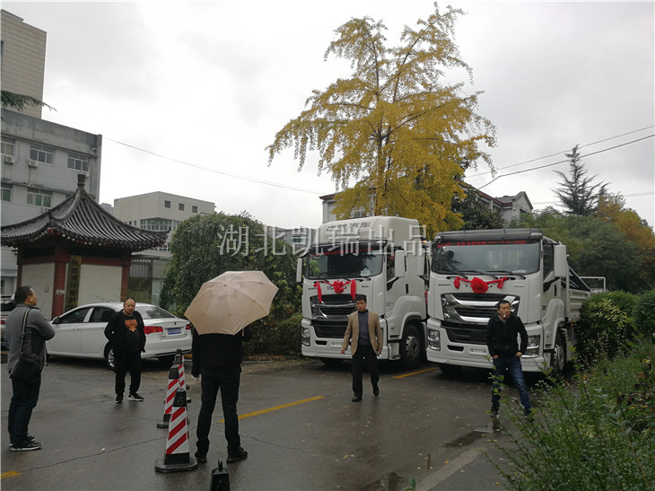 計(jì)量院領(lǐng)導(dǎo)對(duì)車輛進(jìn)行驗(yàn)收 計(jì)量院領(lǐng)導(dǎo)對(duì)車輛進(jìn)行驗(yàn)收