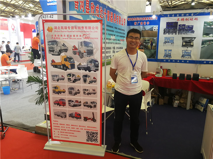 我公司韓總在展臺前接待參觀客人 我公司韓總在展臺前接待參觀客人