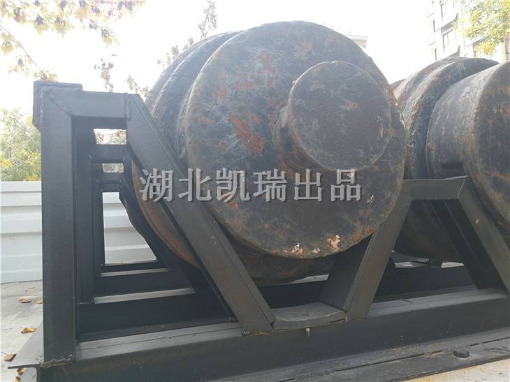 單個圓形砝碼落于砝碼架內細節 單個圓形砝碼落于砝碼架內細節